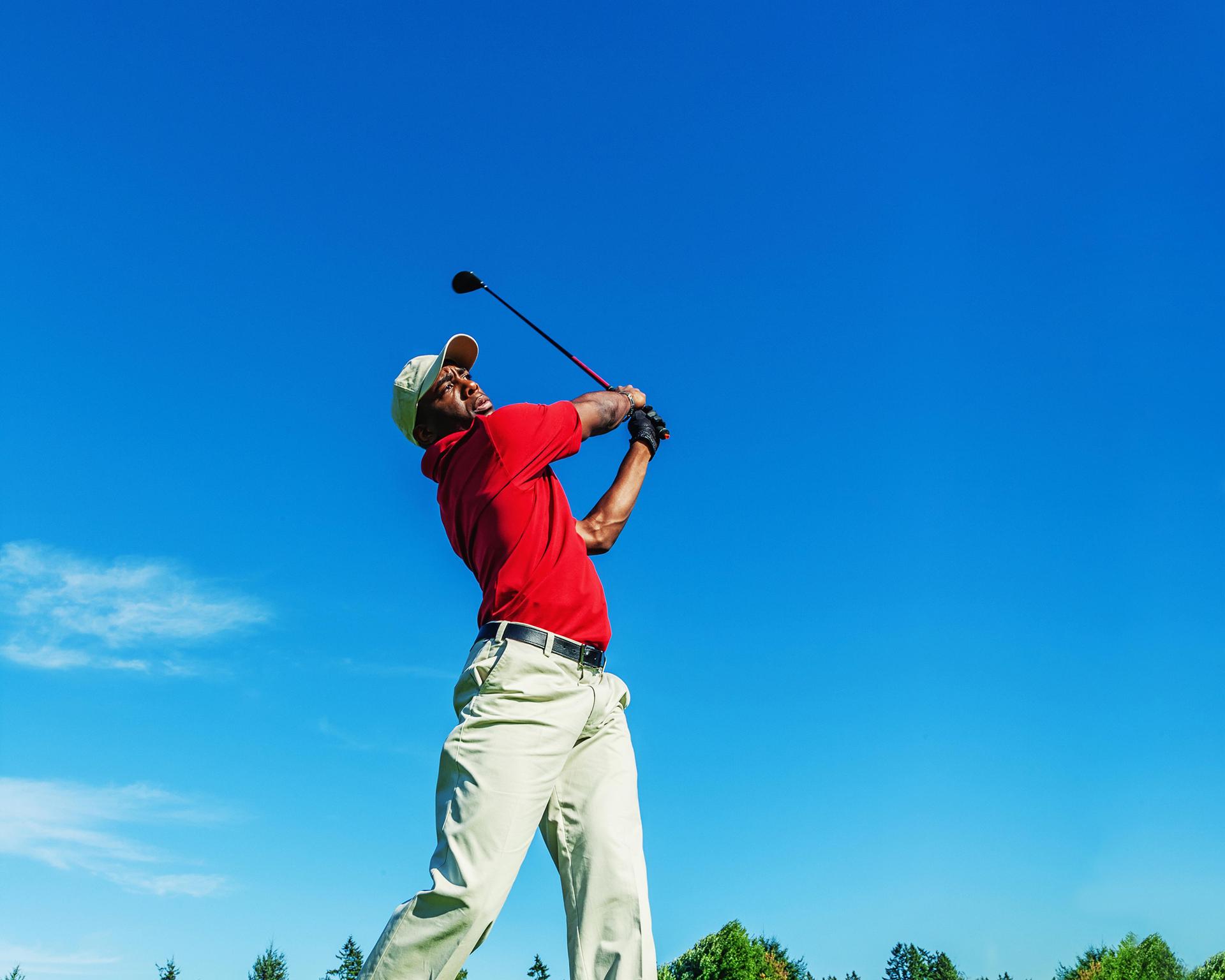  Man playing golf