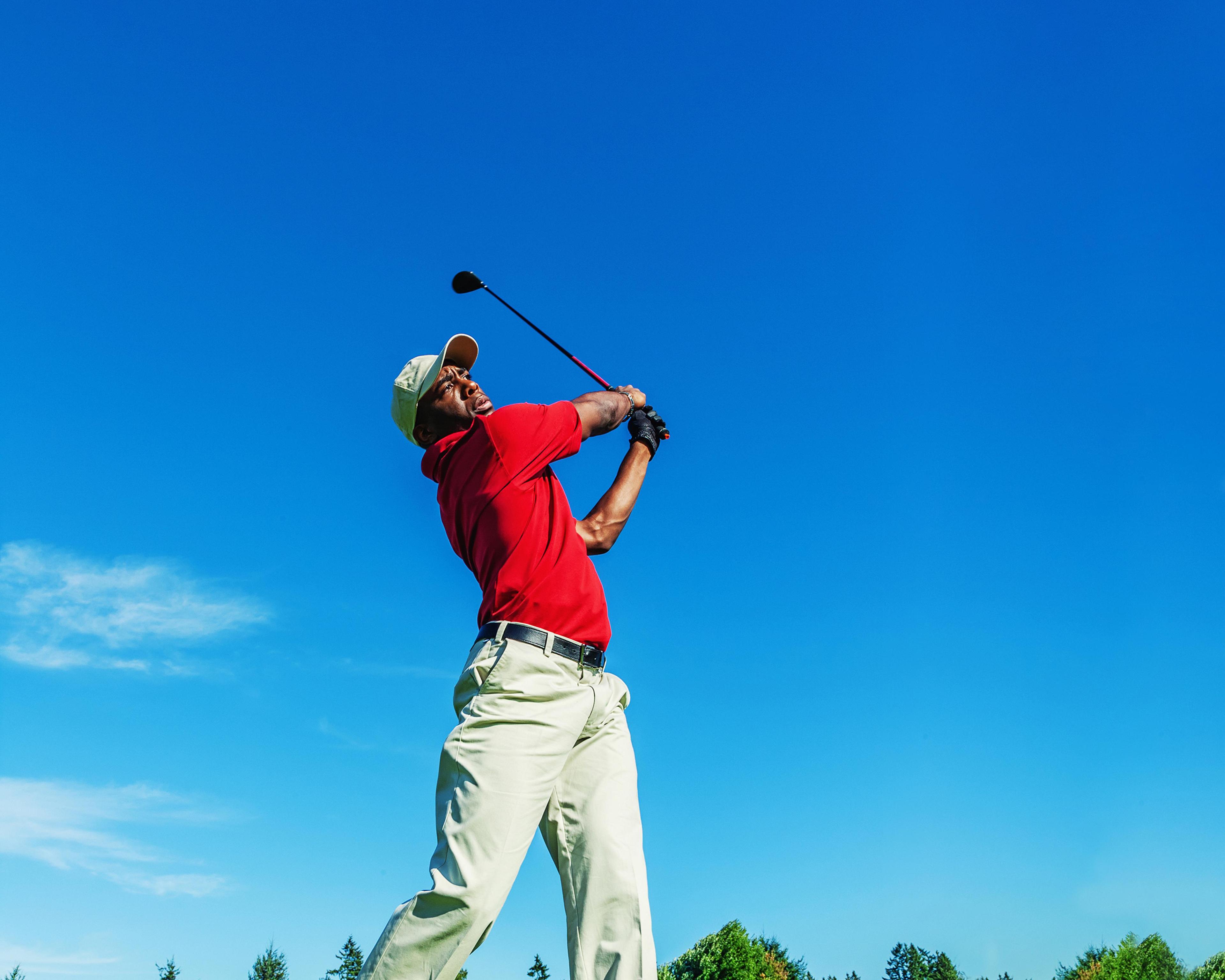  Man playing golf