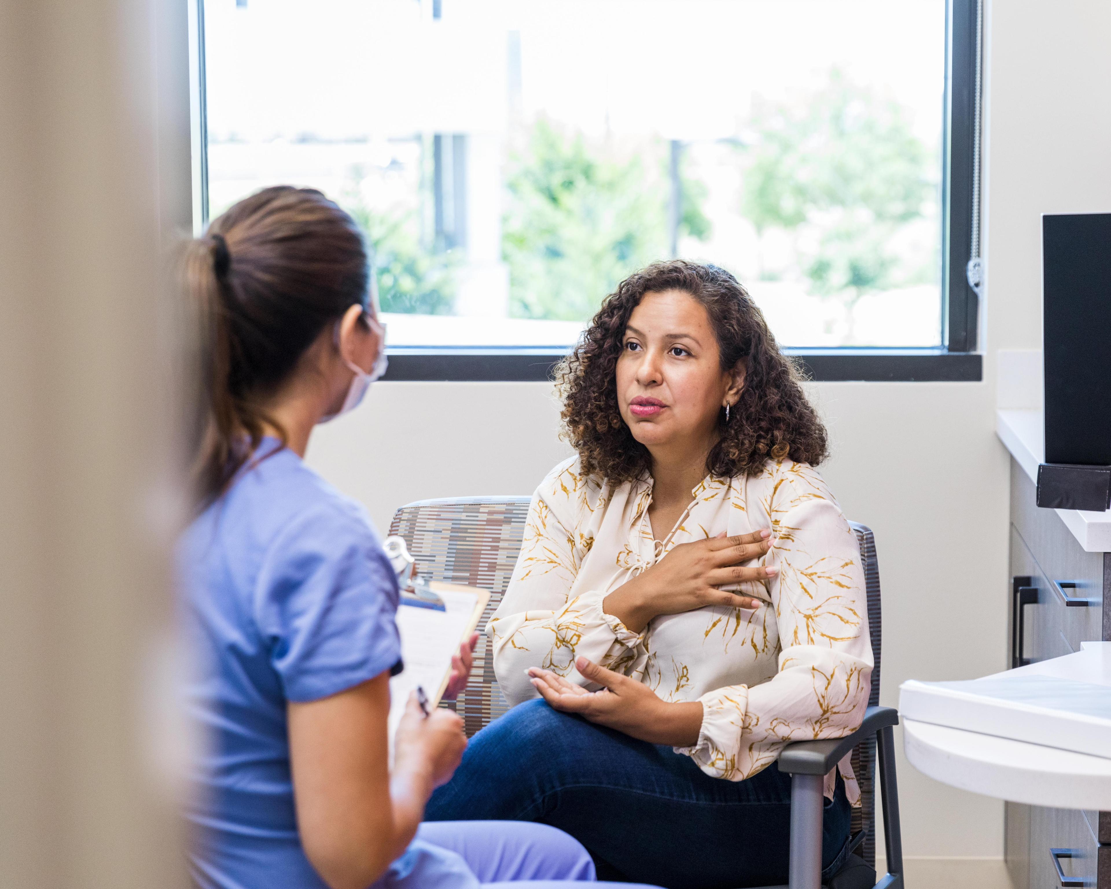 Female patient talks with nurse 1421939057.jpg