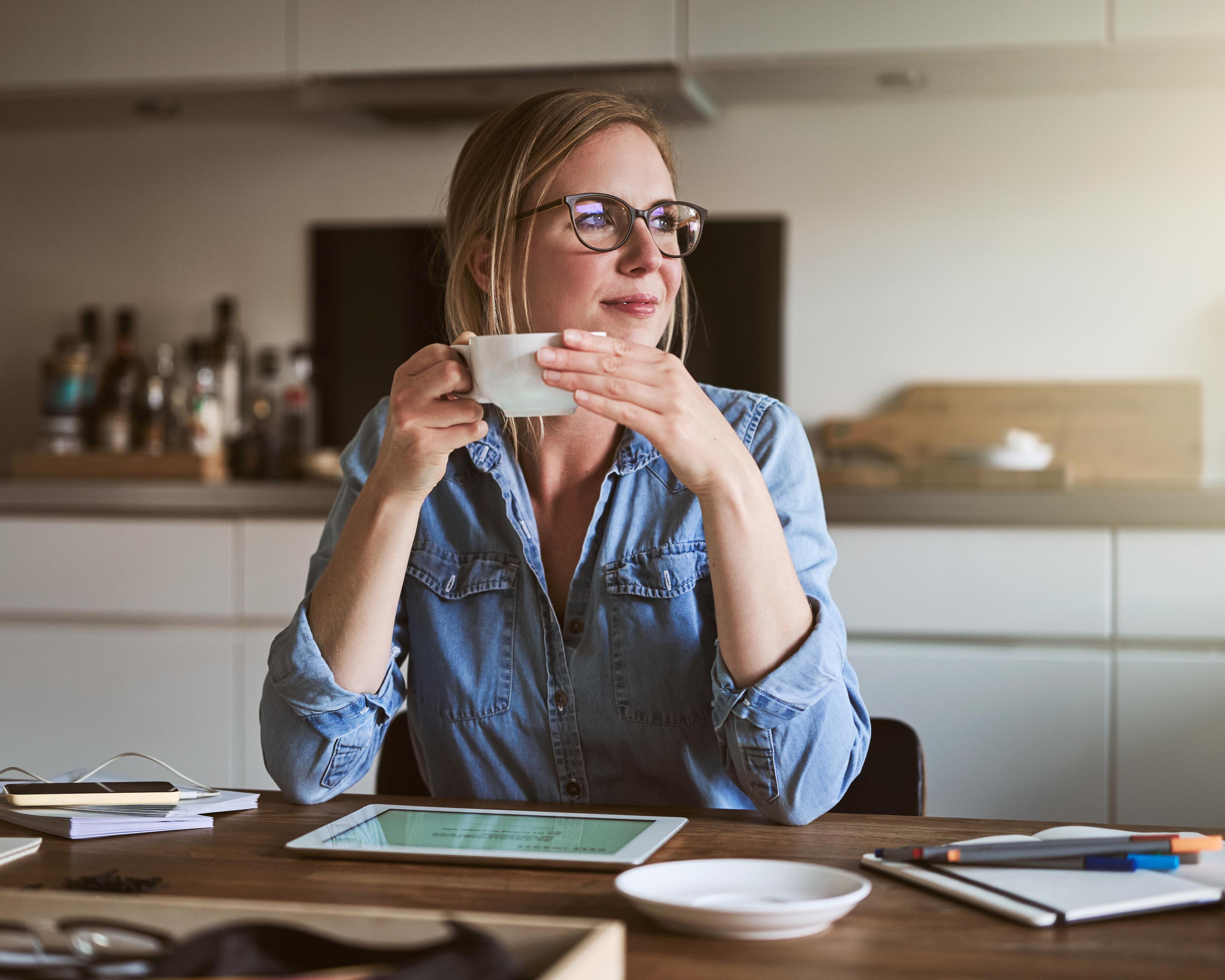 Smiliing woman drinking coffee 981746964.jpg