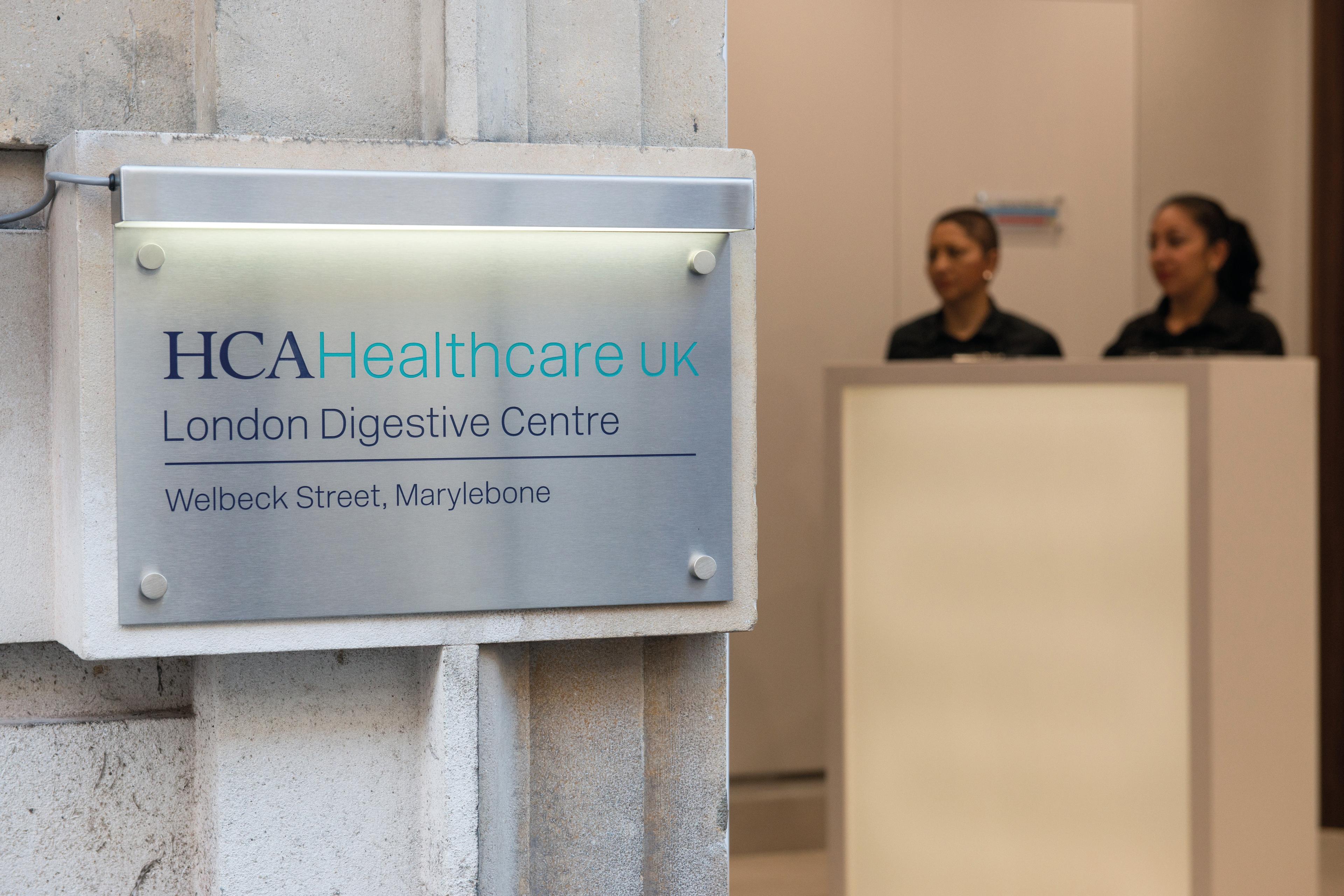 building_1_external_london_digestive_centre_signage_reception_09_2017_PGH